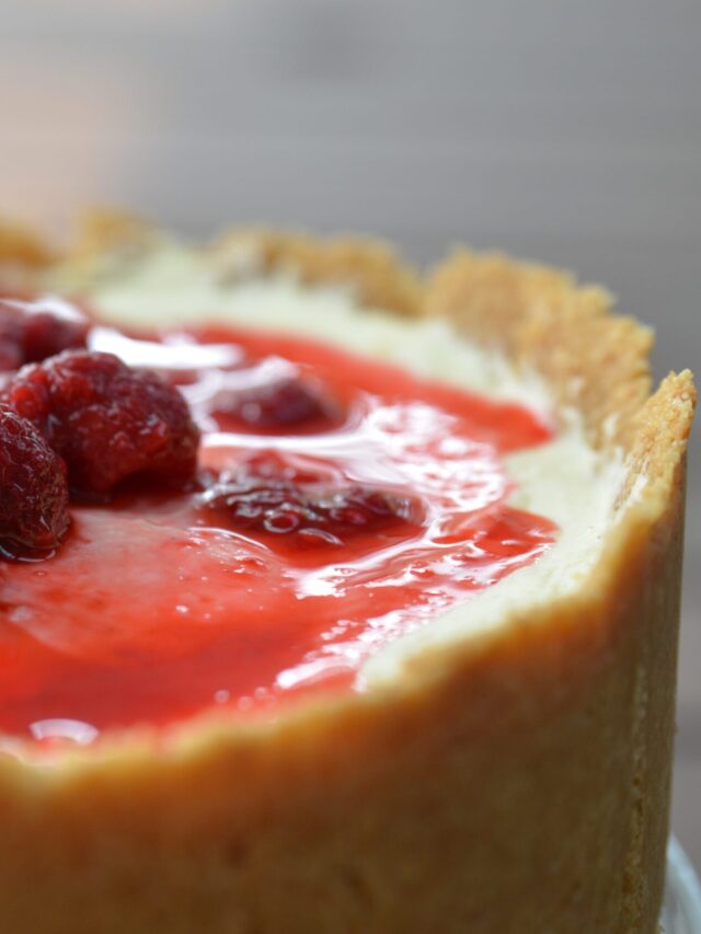 Cheesecake with raspberries