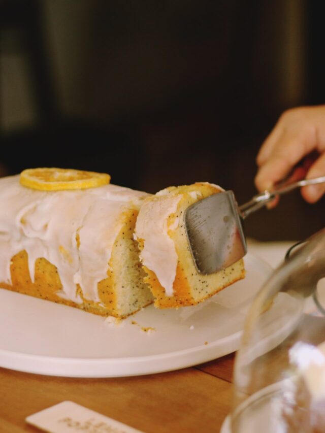 CAKE WITH LEMON CURD